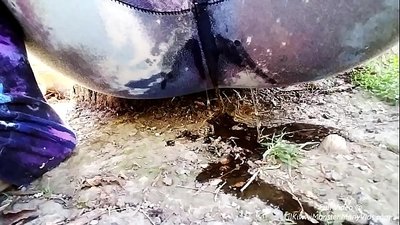 Pissandi á götunni! Komdu og horfðu á LilKiwwiMonster blotna nærbuxurnar sínar og pissa í skítinn!